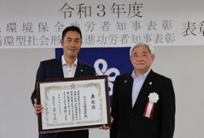 生嶋亮介 福岡県副知事(右)と 当社 安井 卓 代表取締役社長執行役員